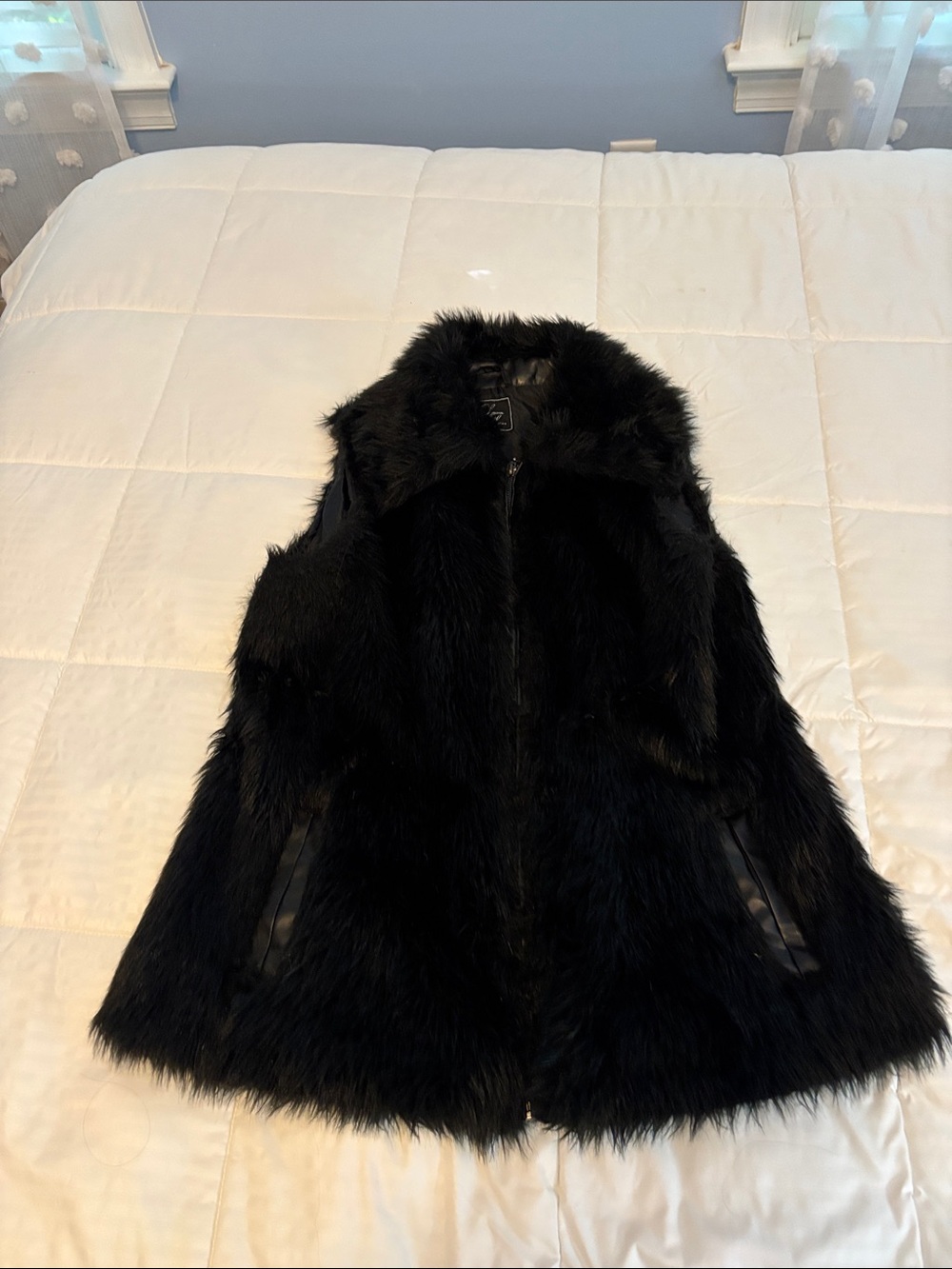 Luxurious Black Faux Fur Teddy Vest - Cozy Zip-Front Sleeveless Coat